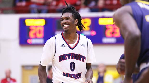 antoine-davis-detroit-mercy-mike-davis-coach.jpg